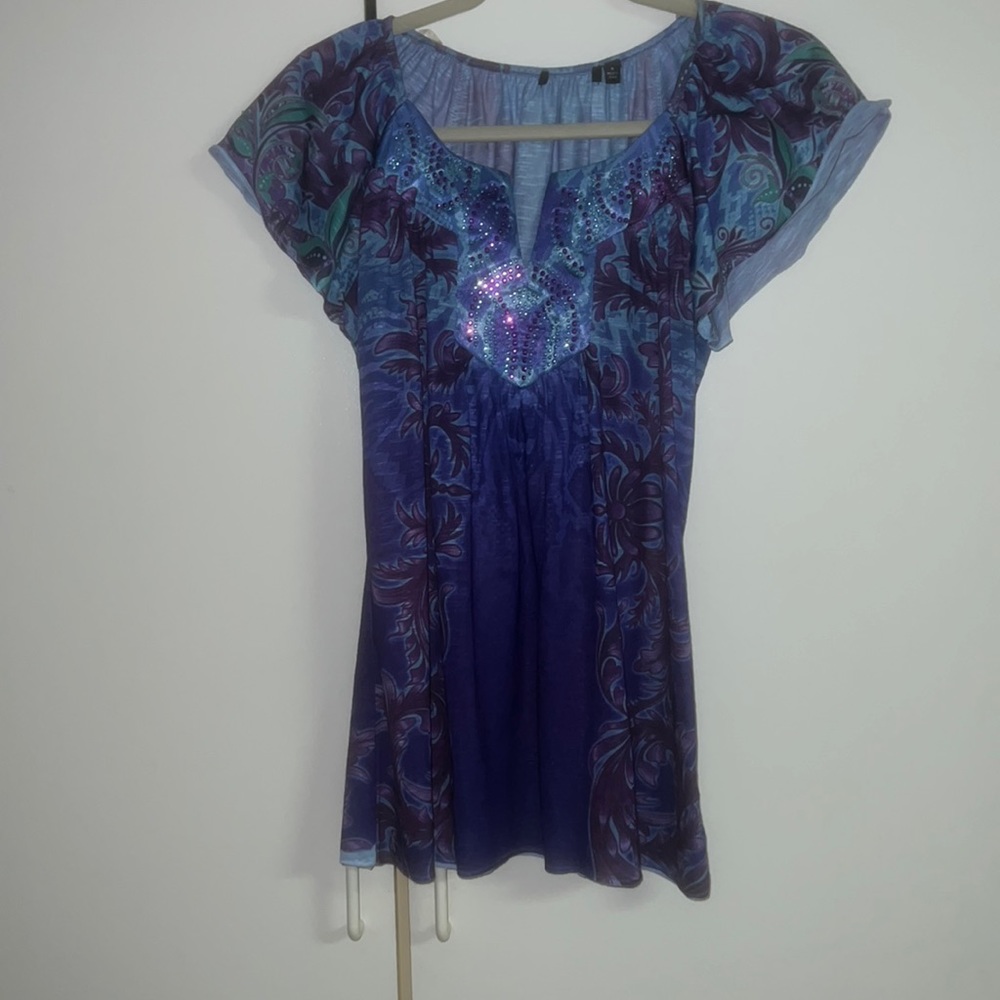 Short sleeve blue shirt with sequins